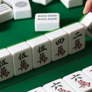 Jak chiński Mahjong różni się od japońskiego Mahjong